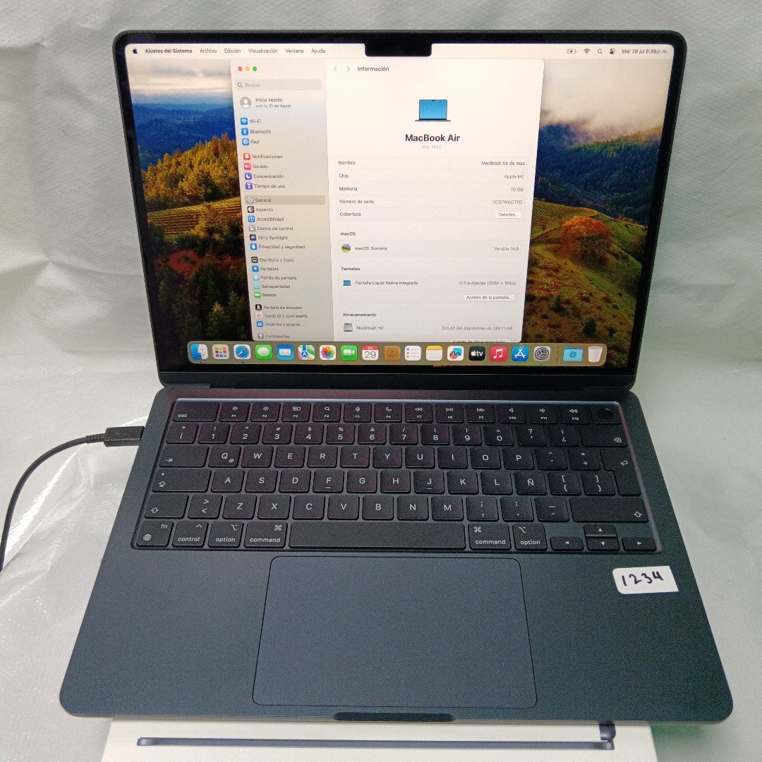 LAPTOP APPLE MACBOOK AIR 13" 2022 3.49 A2681 (8 CPU/8 GPU) 256 GB SSD 16 GB RAM (SEMINUEVO)