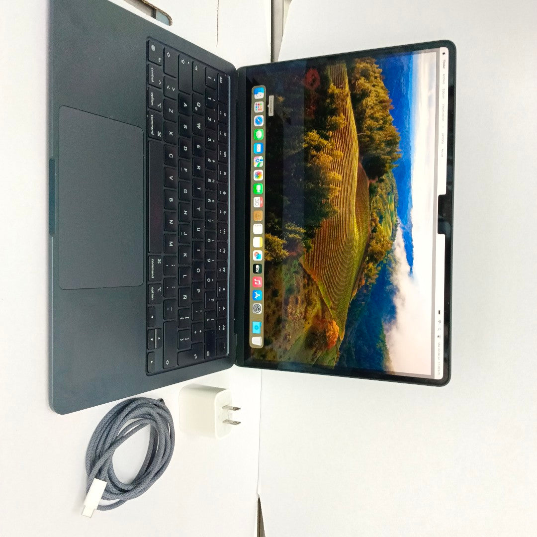 LAPTOP APPLE MACBOOK AIR 13" 2022 3.49 A2681 (8 CPU/8 GPU) 256 GB SSD 8 GB RAM (SEMINUEVO)