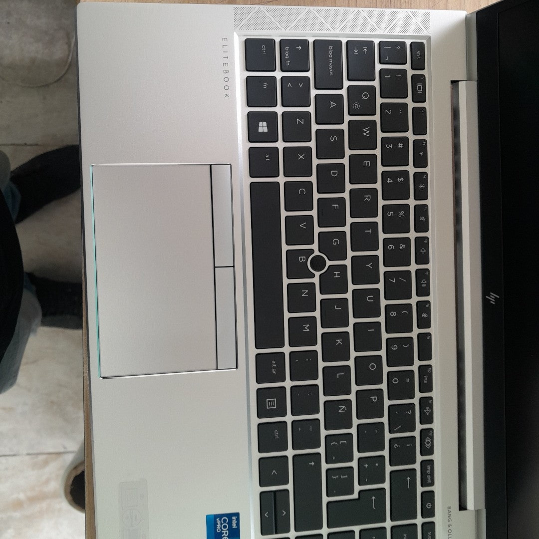 LAPTOP HP ELITEBOOK 840 G8 (2023) 256 GB SSD 16 GB RAM (SEMINUEVO)