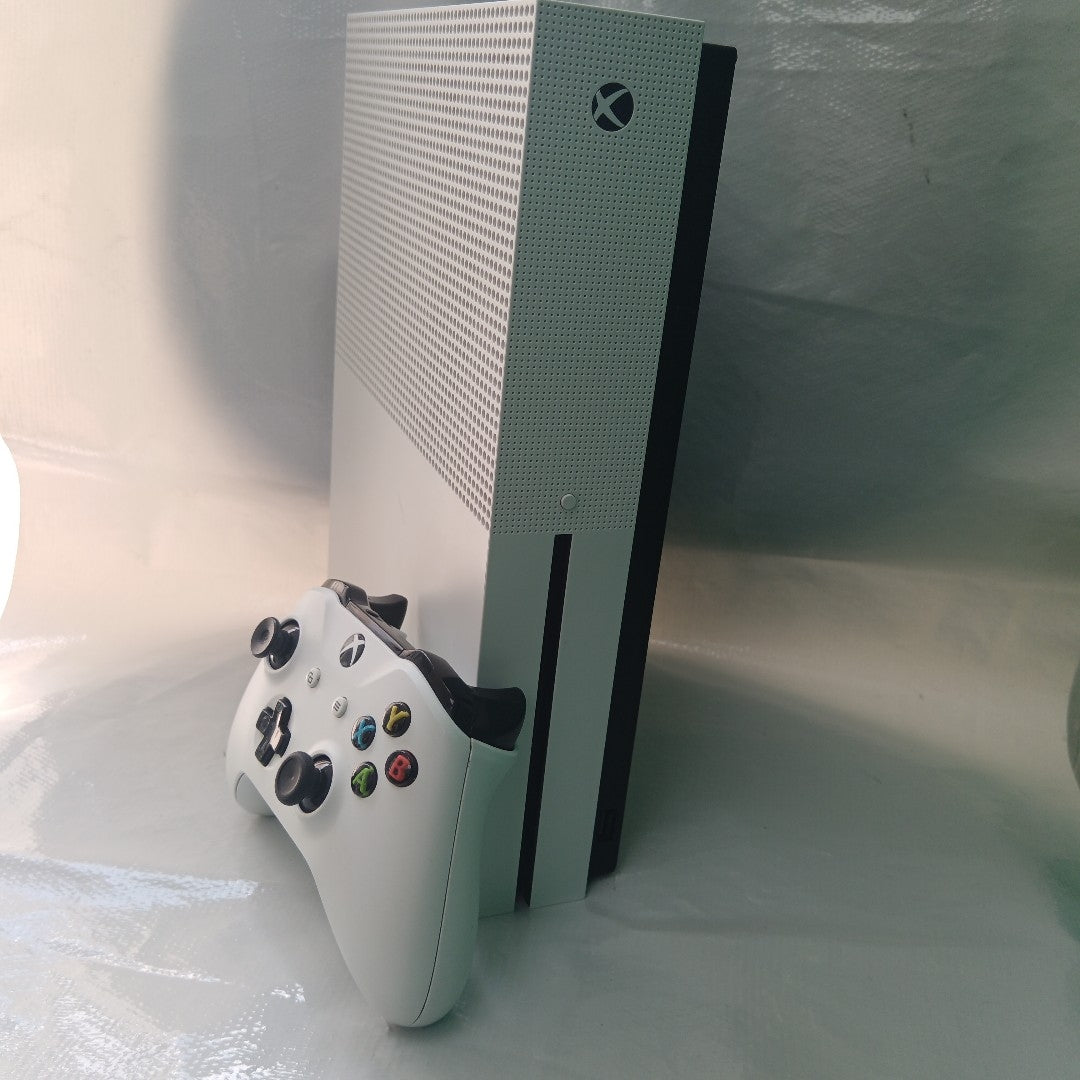 CONSOLA DE VIDEOJUEGO MICROSOFT XBOX ONE S 1 TB (SEMINUEVO)