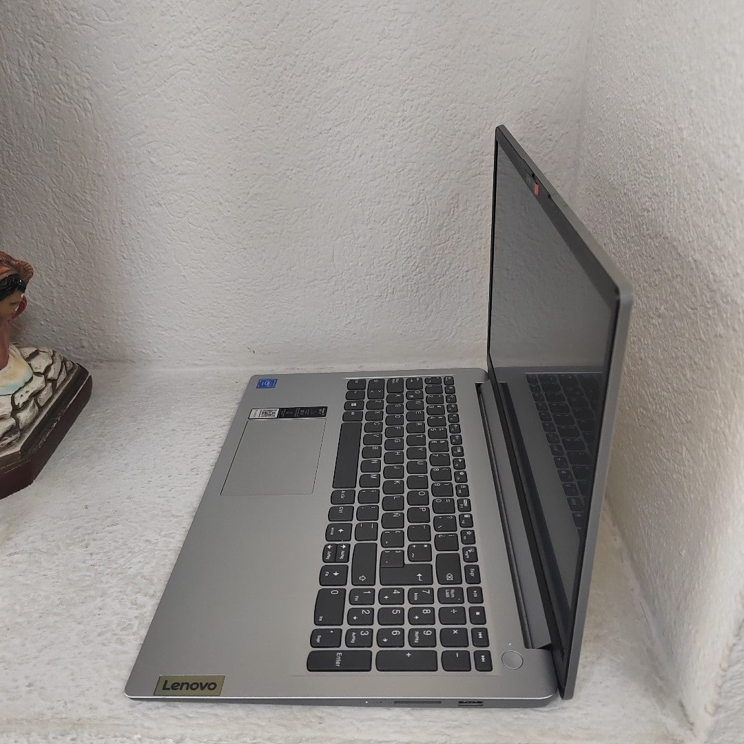 LAPTOP LENOVO IDEAPAD 1 15IGL7 (2024) 256 GB SSD 8 GB RAM (SEMINUEVO)