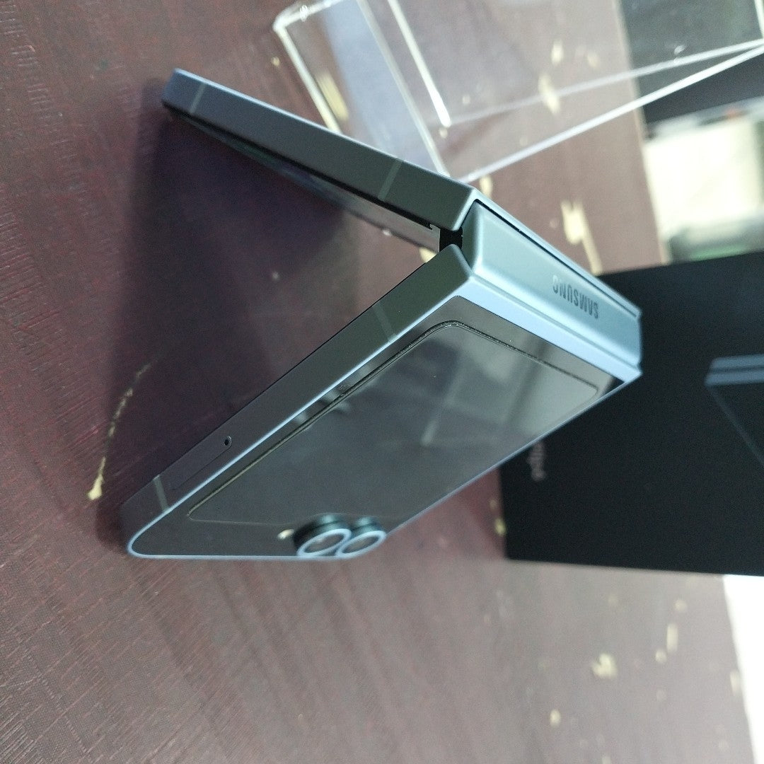 CELULAR SAMSUNG GALAXY Z FLIP6 SM-F741B (2024) 256 GB 12 GB RAM (SEMINUEVO)