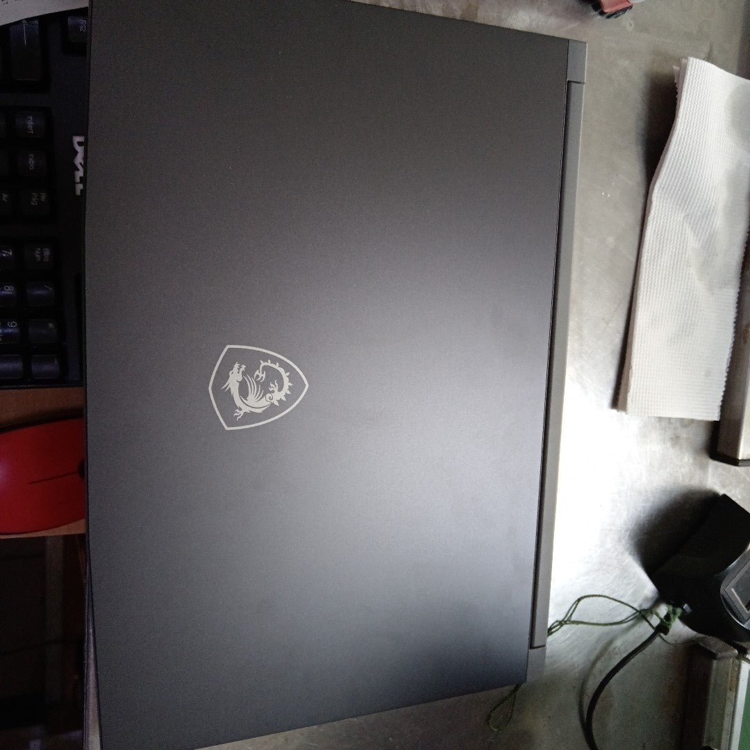 LAPTOP MSI THIN 15 B13UC-1859MX (2024) 1 TB SSD + 512 GB SSD 24 GB RAM (SEMINUEVO)