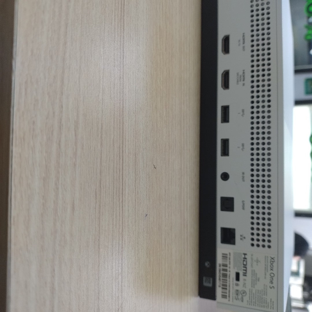 CONSOLA DE VIDEOJUEGO MICROSOFT XBOX ONE S 1 TB (SEMINUEVO)