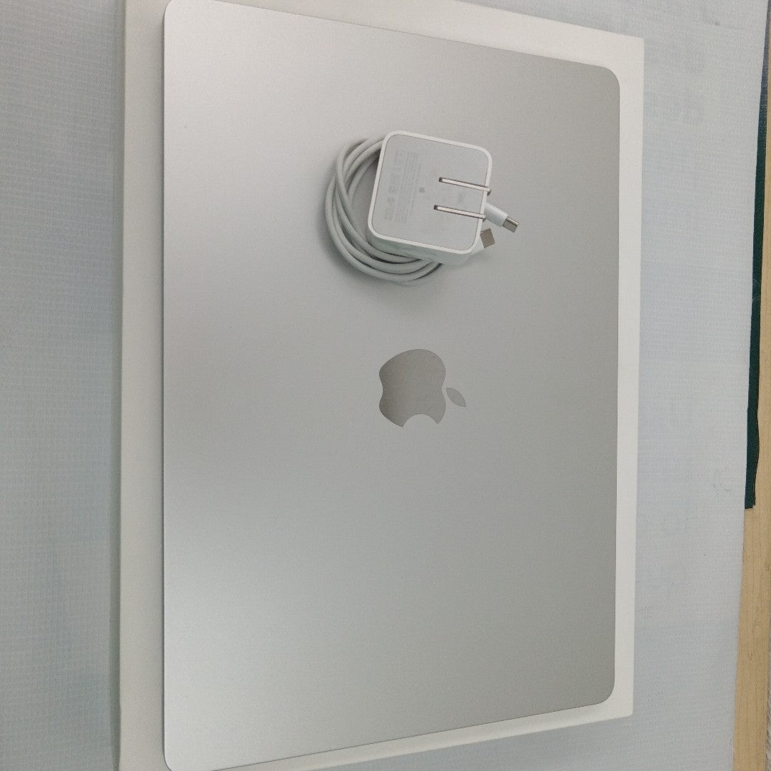LAPTOP APPLE MACBOOK AIR 15" 2023 3.49 A2941 8 CPU/10 GPU 256 GB SSD 8 GB RAM (SEMINUEVO)