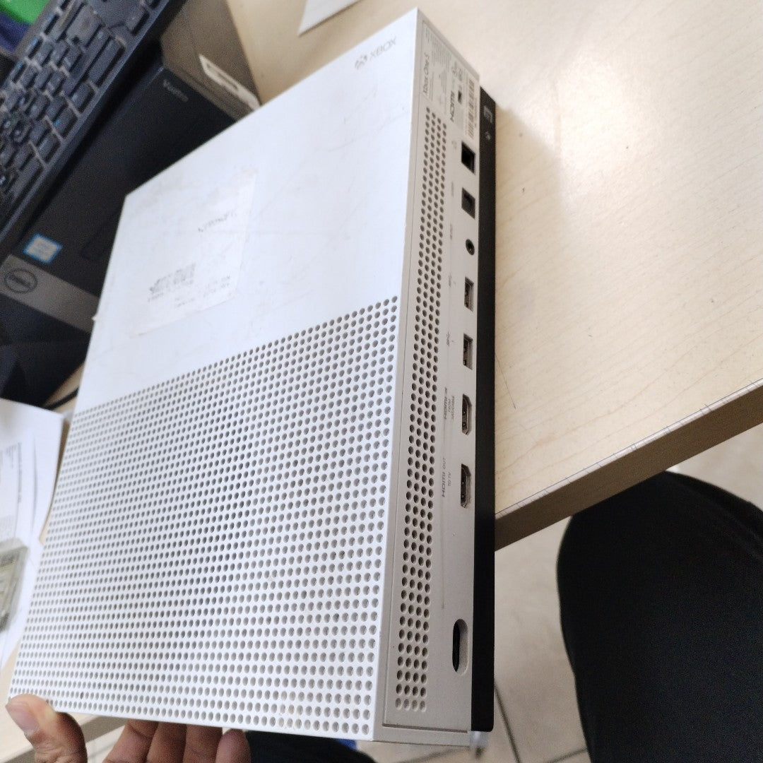 CONSOLA DE VIDEOJUEGO MICROSOFT XBOX ONE S 1 TB (SEMINUEVO)