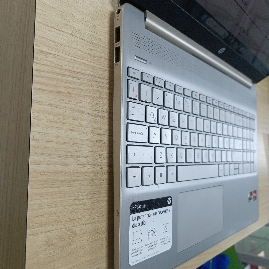 LAPTOP HP 15-EF2518LA (2023) 256 GB SSD 12 GB RAM (SEMINUEVO)