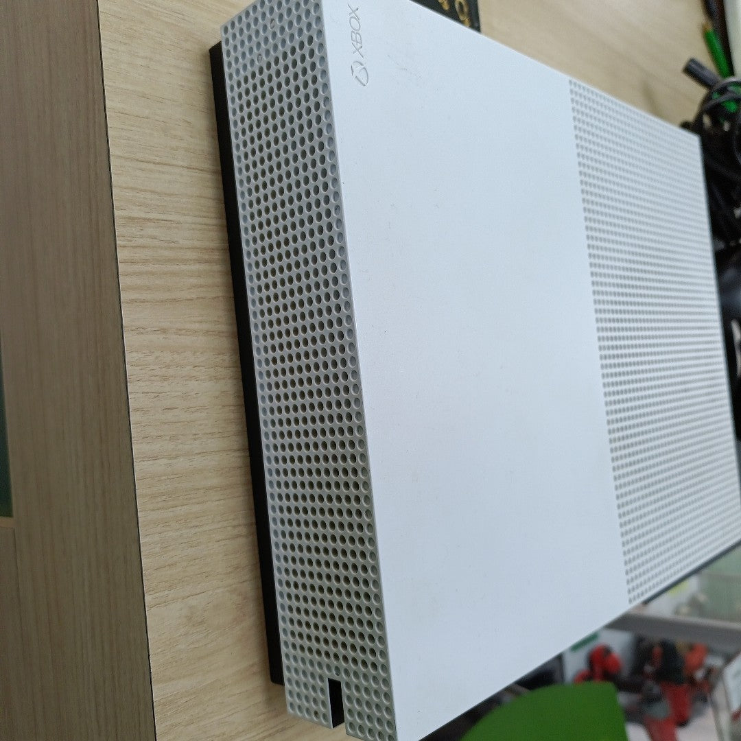 CONSOLA DE VIDEOJUEGO MICROSOFT XBOX ONE S 1 TB (SEMINUEVO)