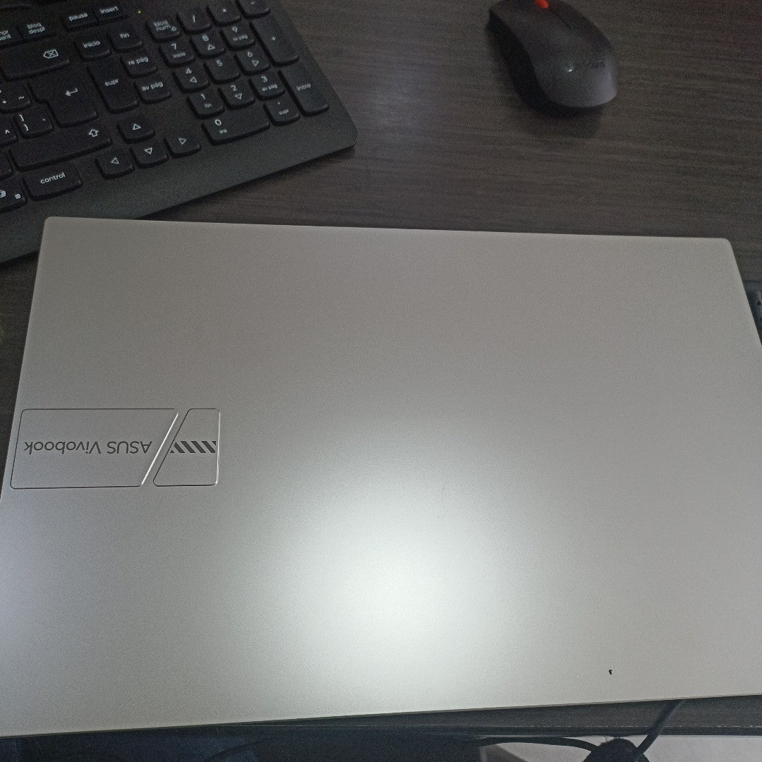 LAPTOP ASUS VIVOBOOK 15 X1504ZA-NJ302W (2024) 512 GB SSD 12 GB RAM (SEMINUEVO)