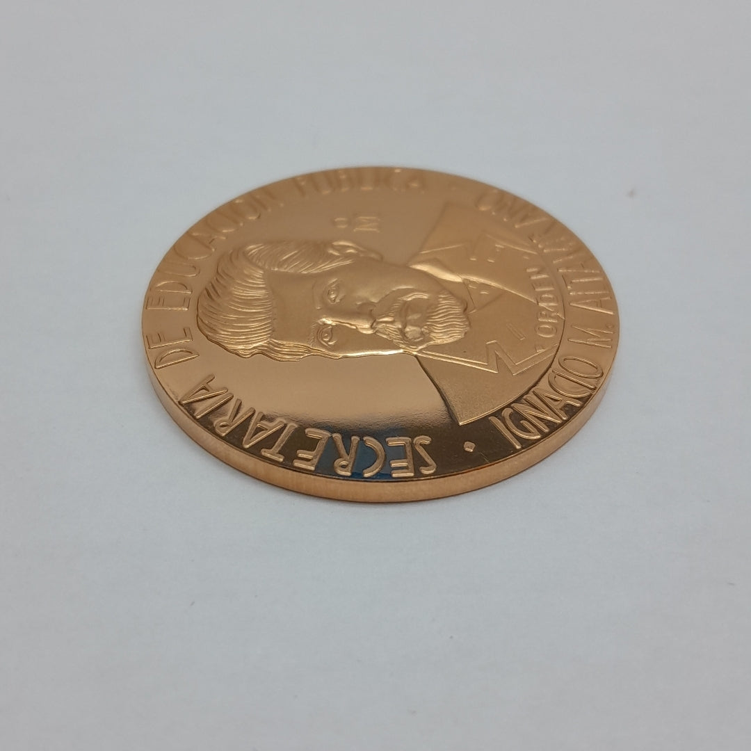K1 42,20 GRMS - DTO. 0,00 GRMS - 21 K - AVALÚO 77099,40 * IDENTIFICACIÓN MEDALLA CONMEMORATIVA * MATERIALES ORO * ES (SEMINUEVO)