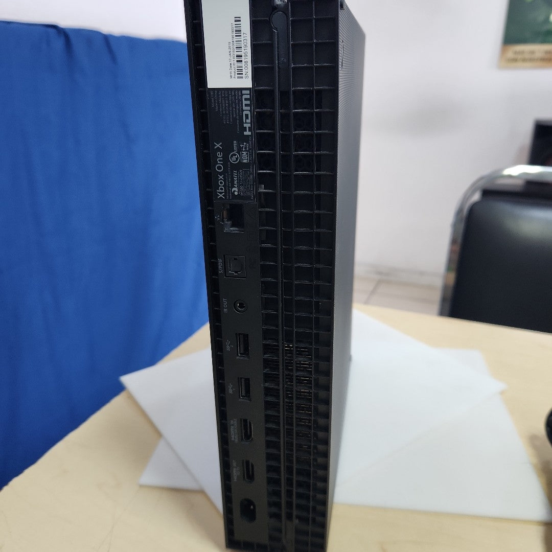 CONSOLA DE VIDEOJUEGO MICROSOFT XBOX ONE X 1 TB (SEMINUEVO)