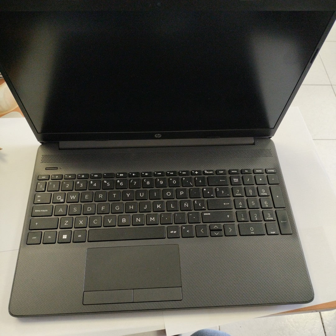 LAPTOP HP 255 G8 (2023) 256 GB SSD 8 GB RAM (SEMINUEVO)