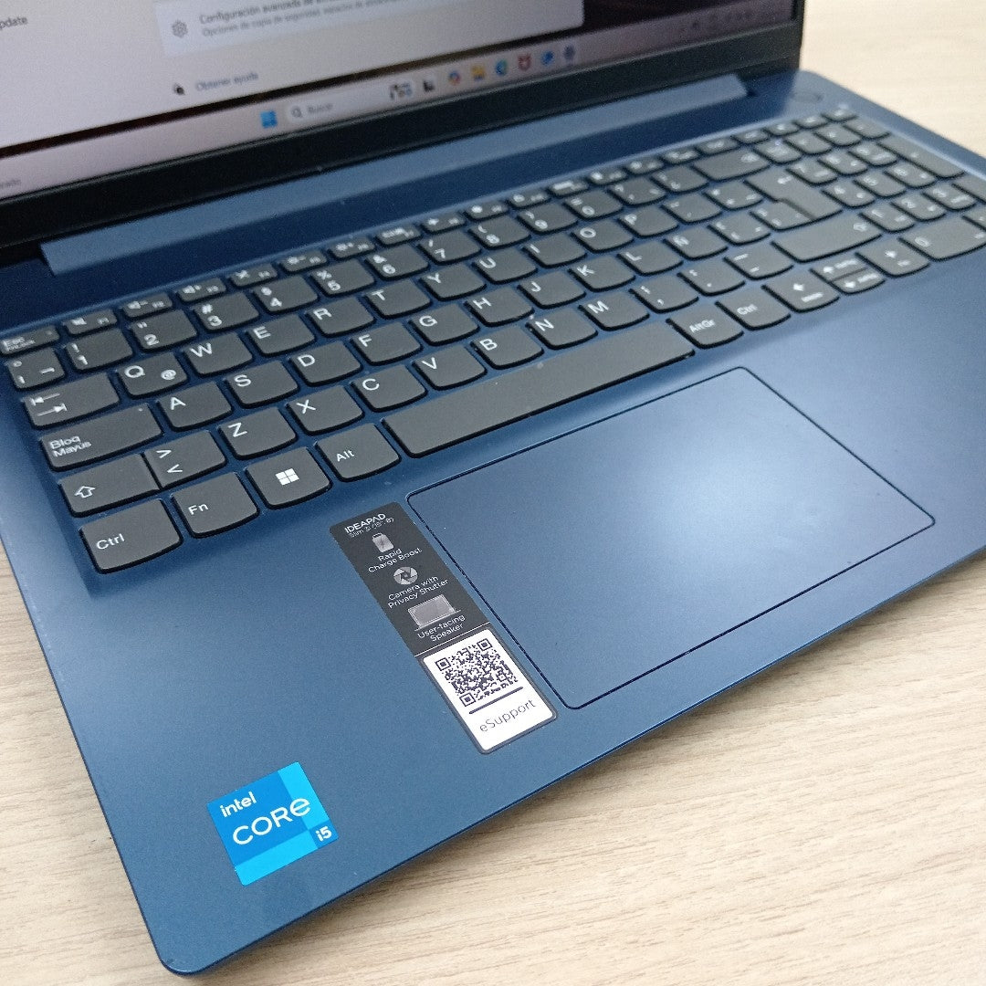 LAPTOP LENOVO IDEAPAD SLIM 3 15IRU8 (2024) 512 GB SSD 8 GB RAM (SEMINUEVO)