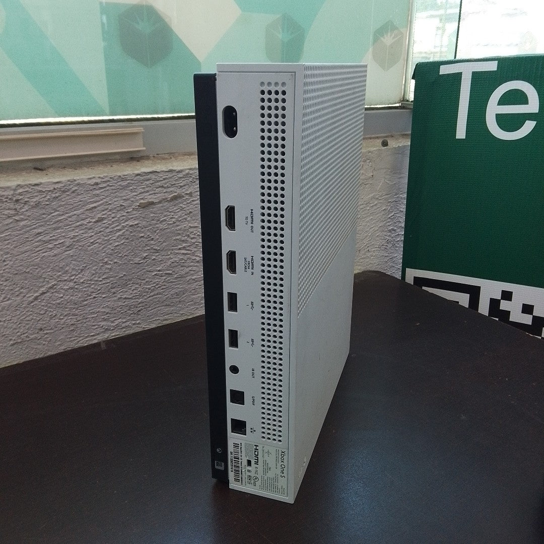 CONSOLA DE VIDEOJUEGO MICROSOFT XBOX ONE S 1 TB (SEMINUEVO)