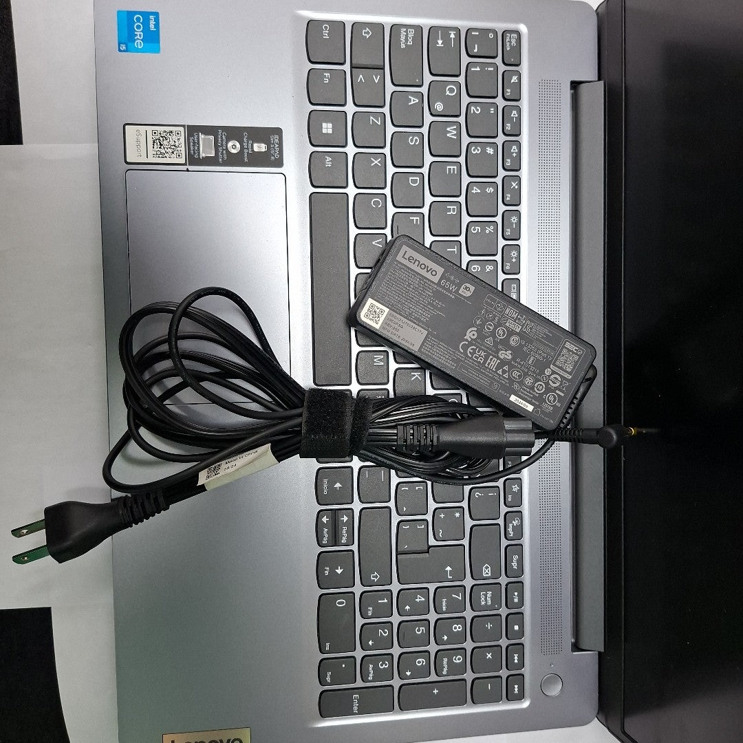 LAPTOP LENOVO IDEAPAD SLIM 3 15IAH8 (2024) 512 GB SSD 8 GB RAM (SEMINUEVO)