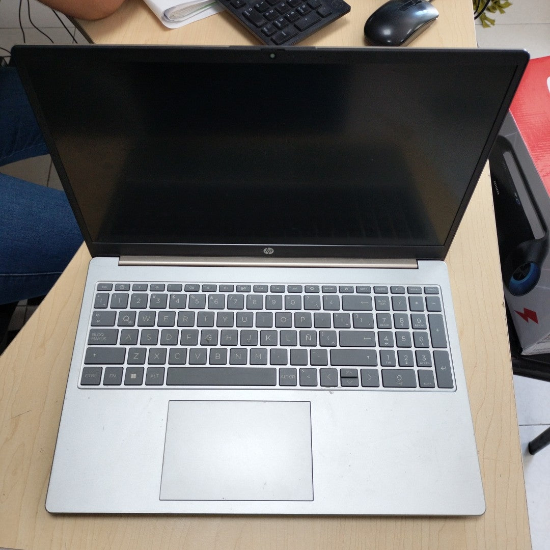 LAPTOP HP 15-FC0003LA (2023) 256 GB SSD 8 GB RAM (SEMINUEVO)