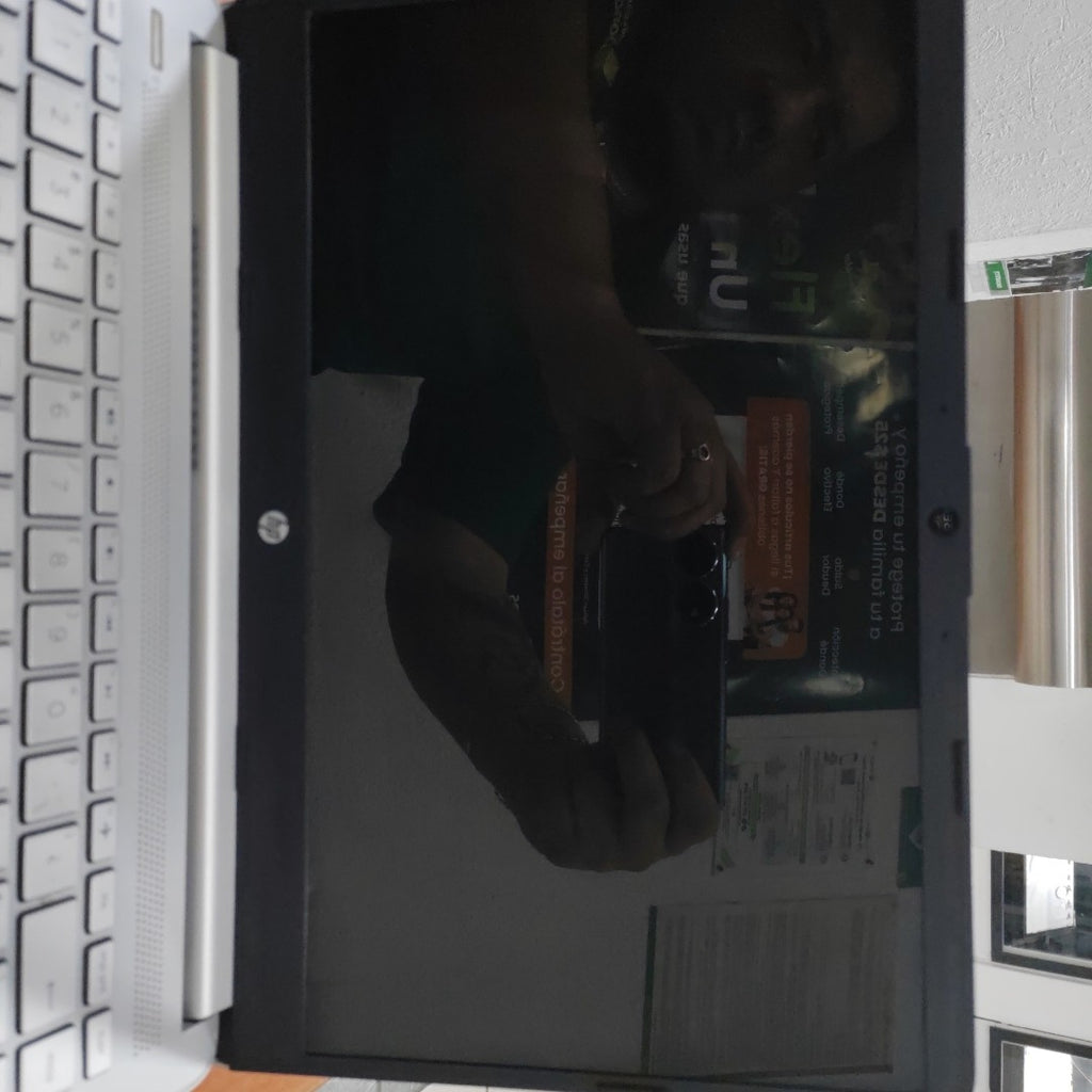 LAPTOP HP 15-EF1501LA (2022) 256 GB SSD 8 GB RAM (SEMINUEVO)
