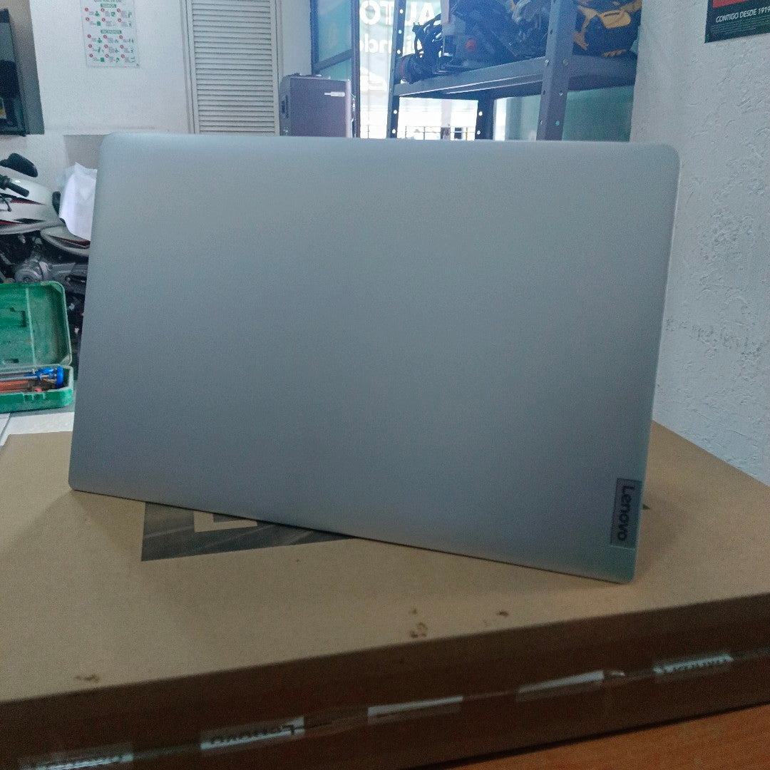 LAPTOP LENOVO IDEAPAD 1 15IGL7 (2023) 256 GB SSD 8 GB RAM (SEMINUEVO)