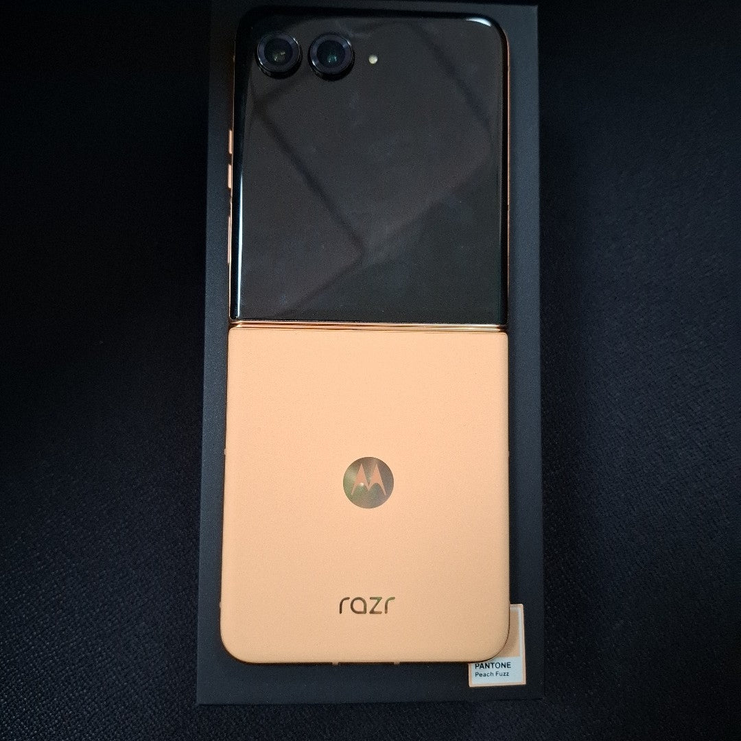 CELULAR MOTOROLA RAZR 50 5G XT2451-3 (2024) 512 GB 12 GB RAM (SEMINUEVO)