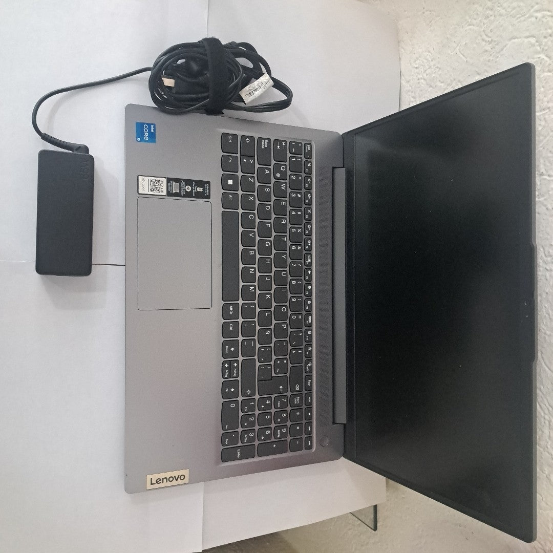 LAPTOP LENOVO IDEAPAD SLIM 3 15IAH8 (2023) 512 GB SSD 8 GB RAM (SEMINUEVO)