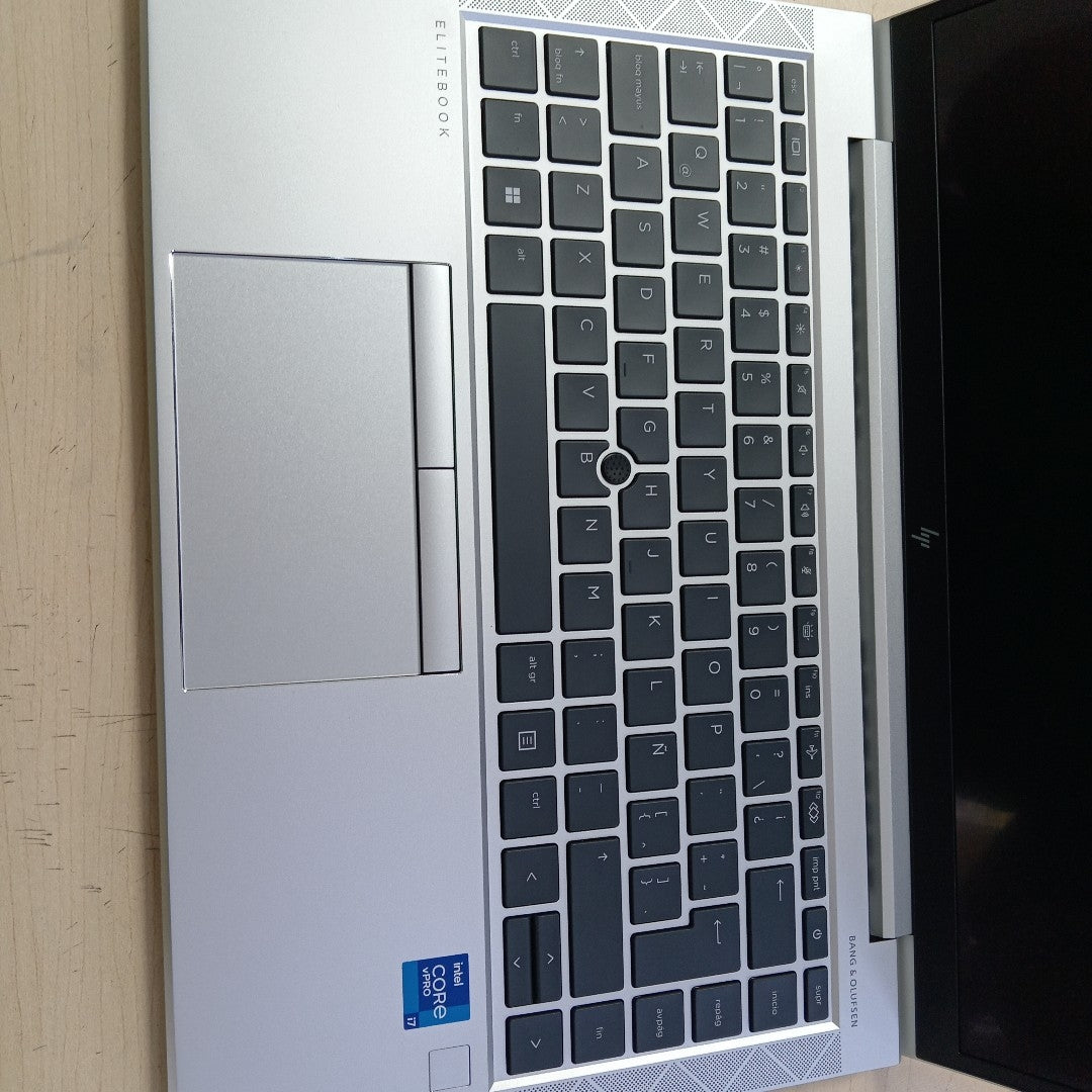 LAPTOP HP ELITEBOOK 840 G8 (2023) 256 GB SSD 16 GB RAM (SEMINUEVO)
