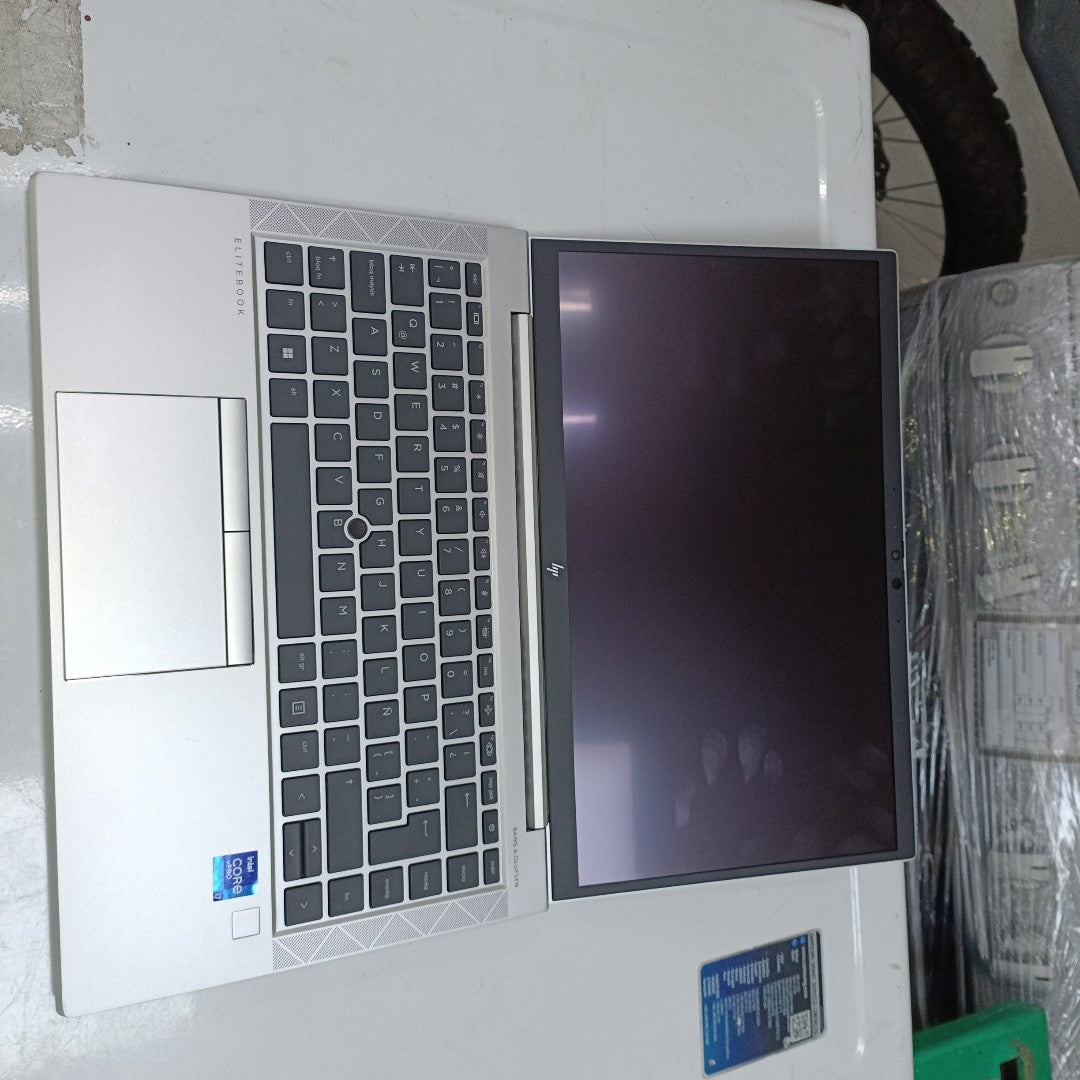 LAPTOP HP ELITEBOOK 840 G8 (2023) 256 GB SSD 16 GB RAM (SEMINUEVO)