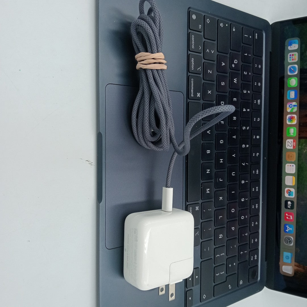LAPTOP APPLE MACBOOK AIR 13" 2022 3.49 A2681 (8 CPU/8 GPU) 256 GB SSD 8 GB RAM (SEMINUEVO)