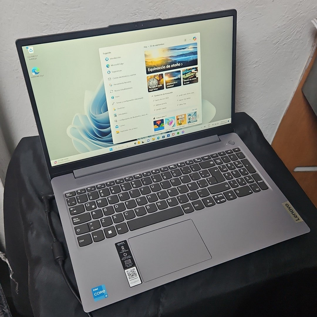LAPTOP LENOVO IDEAPAD SLIM 3 15IRU8 (2023) 512 GB SSD 8 GB RAM (SEMINUEVO)
