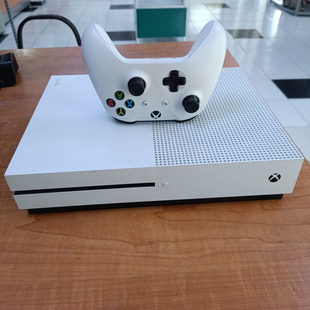 CONSOLA DE VIDEOJUEGO MICROSOFT XBOX ONE S 1 TB (SEMINUEVO)