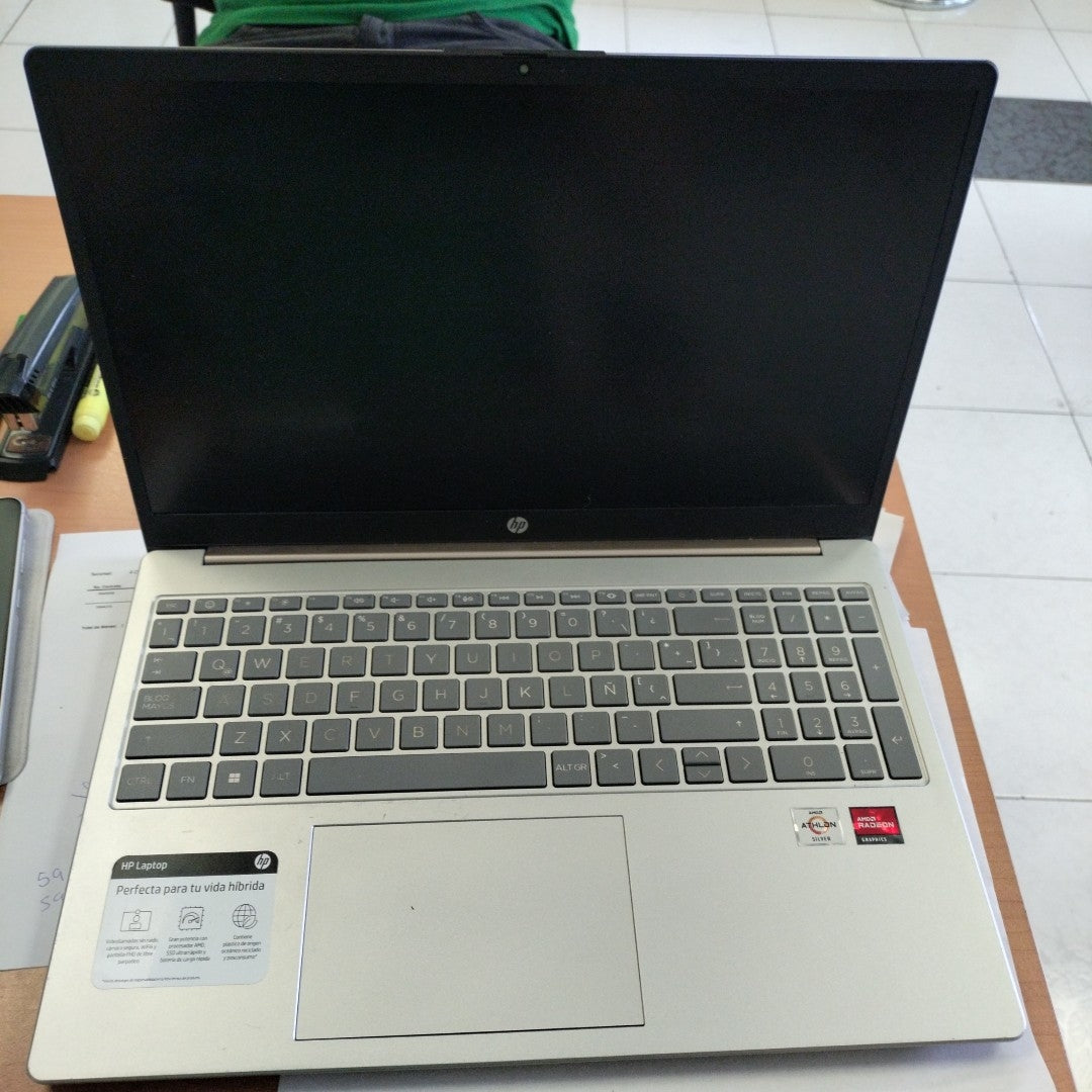 LAPTOP HP 15-FC0003LA (2023) 256 GB SSD 8 GB RAM (SEMINUEVO)