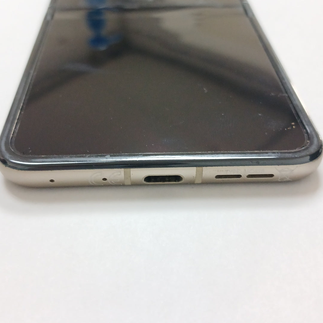 CELULAR MOTOROLA RAZR 50 5G XT2453-1 512 GB 12 GB RAM (SEMINUEVO)