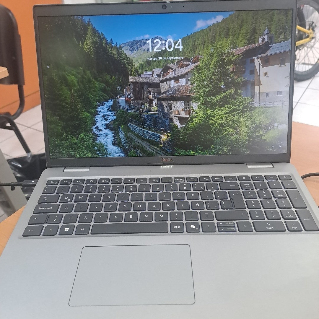 LAPTOP DELL LATITUDE 5550 (2024) 512 GB SSD 32 GB RAM (SEMINUEVO)