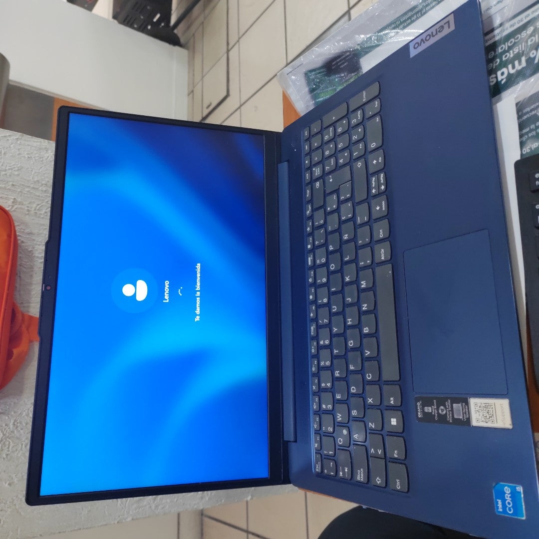 LAPTOP LENOVO IDEAPAD SLIM 3 15IRU8 (2023) 512 GB SSD 8 GB RAM (SEMINUEVO)