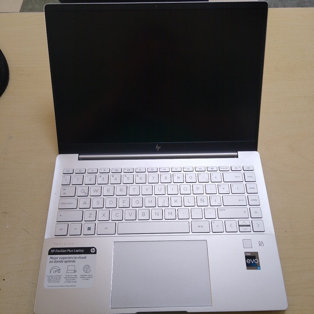 LAPTOP HP PAVILION PLUS 14-EH1002LA (2024) 512 GB SSD 16 GB RAM (SEMINUEVO)