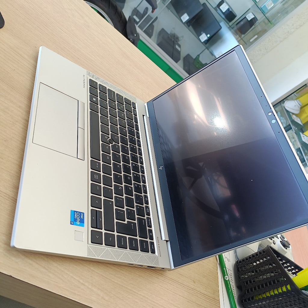 LAPTOP HP ELITEBOOK 840 G8 (2023) 256 GB SSD 16 GB RAM (SEMINUEVO)