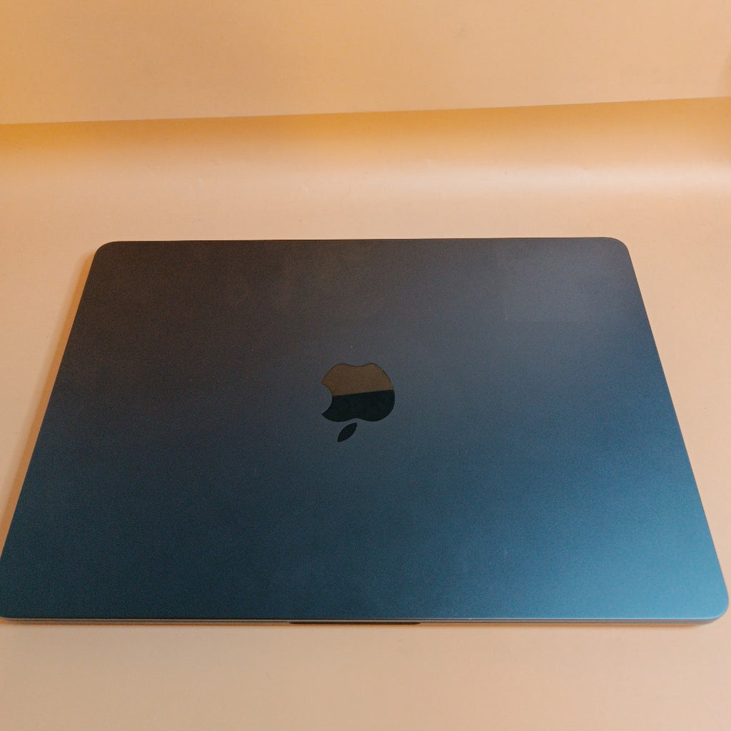 LAPTOP APPLE MACBOOK AIR 13" 2022 3.49 A2681 (8 CPU/8 GPU) 256 GB SSD 8 GB RAM (SEMINUEVO)