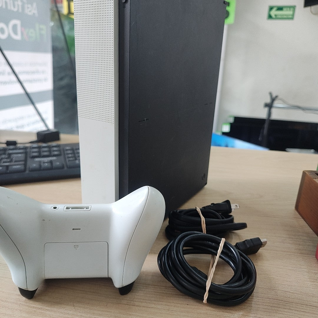 CONSOLA DE VIDEOJUEGO MICROSOFT XBOX ONE S 1 TB (SEMINUEVO)