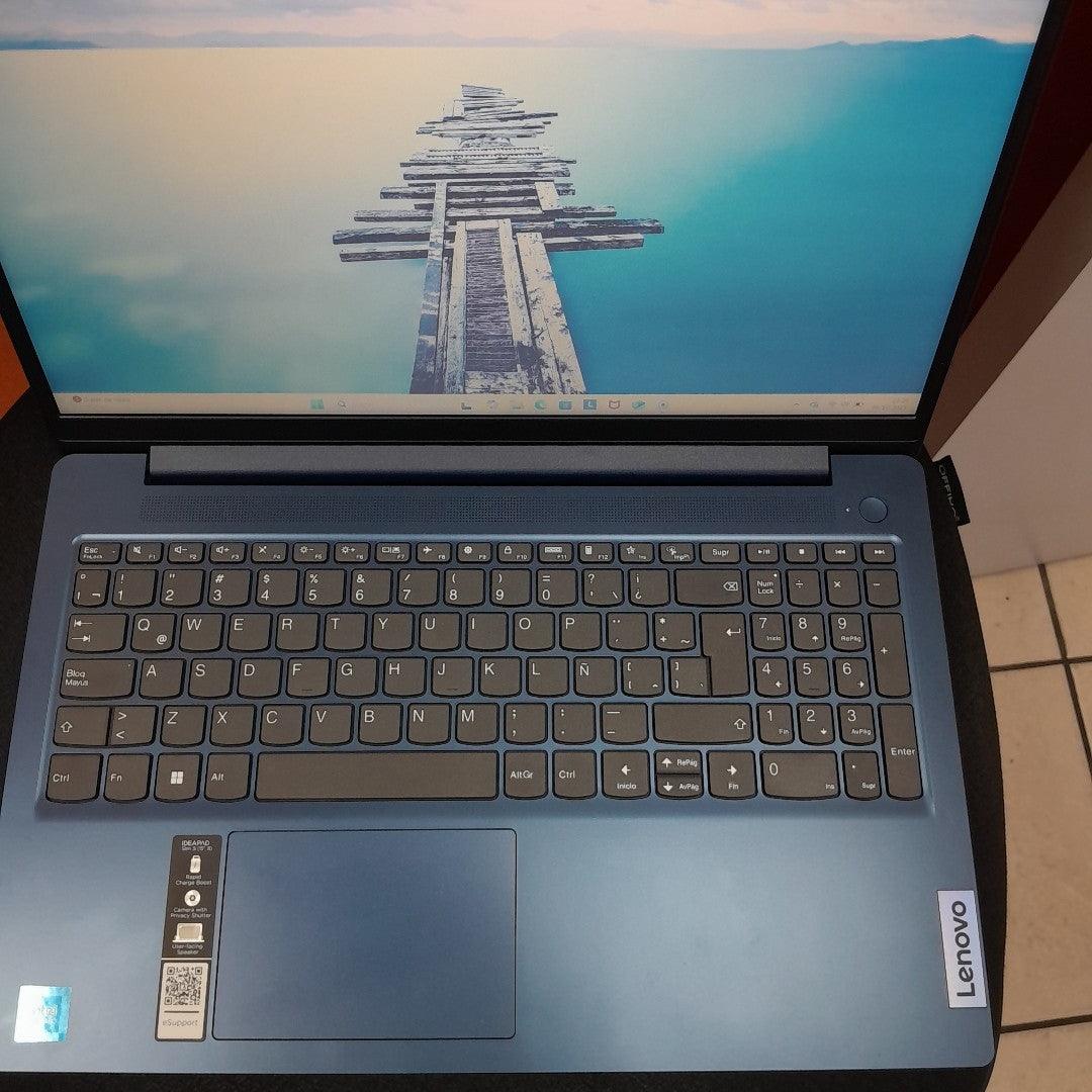 LAPTOP LENOVO IDEAPAD SLIM 3 15IAN8 (2025) 256 GB SSD 8 GB RAM (SEMINUEVO)