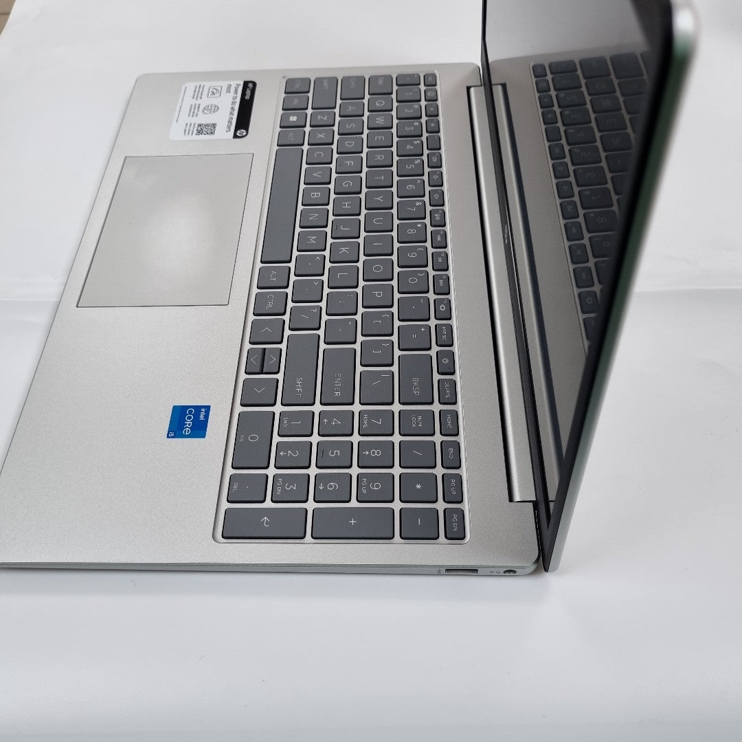 LAPTOP HP 15-FD0999NR (2024) 512 GB SSD 8 GB RAM (SEMINUEVO)