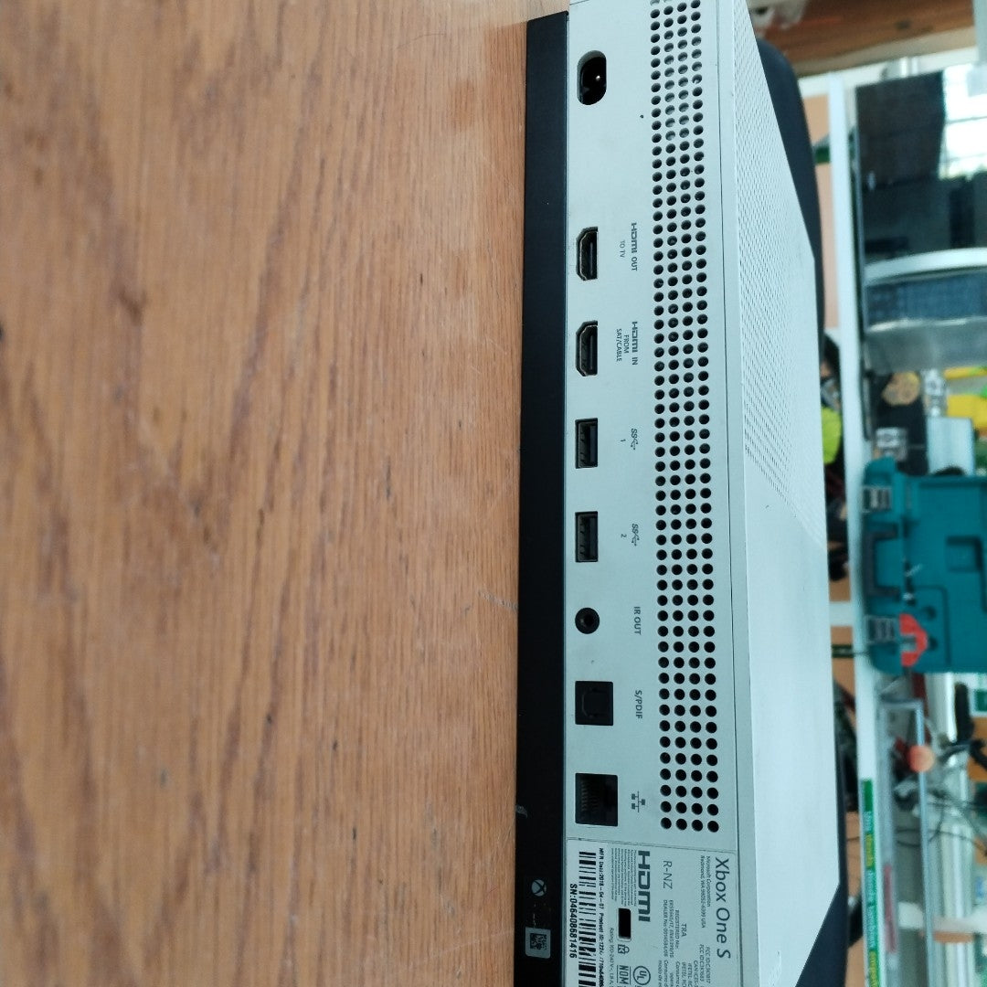 CONSOLA DE VIDEOJUEGO MICROSOFT XBOX ONE S 1 TB (SEMINUEVO)