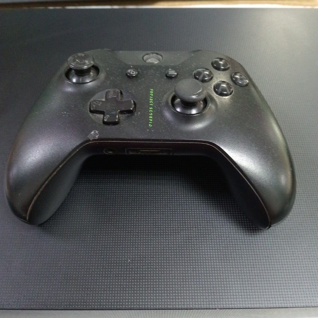 CONSOLA DE VIDEOJUEGO MICROSOFT XBOX ONE X 1 TB (SEMINUEVO)