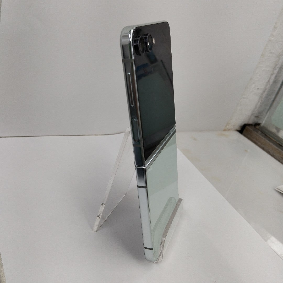 CELULAR SAMSUNG GALAXY Z FLIP 5 SM-F731B (2023) 256 GB 8 GB RAM (SEMINUEVO)