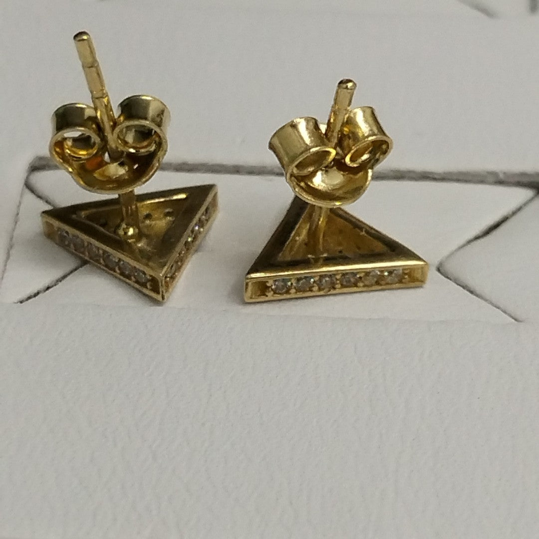 10353BRO00000B1575 FRD11 BROQUEL EN FORMA DE TRIANGULO CON CIRCONIA A LOS COSTADOS ORO 14K 1.4GRS (NUEVO)