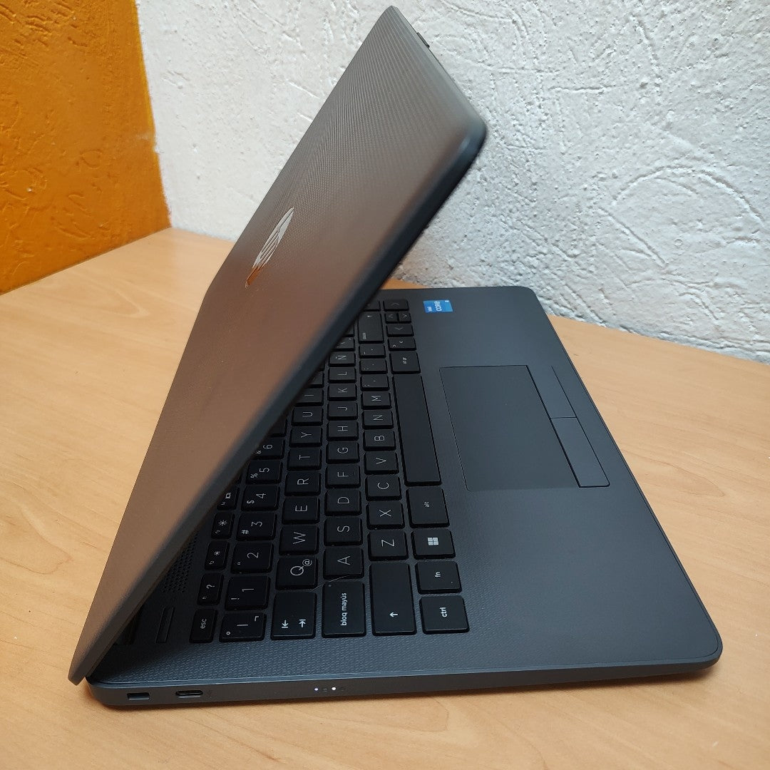 LAPTOP HP 240 G9 (2024) 512 GB SSD 8 GB RAM (SEMINUEVO)