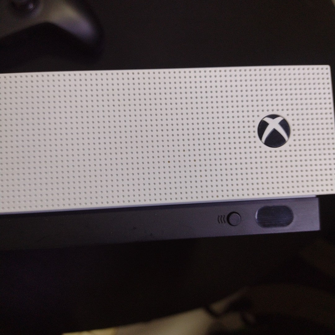 CONSOLA DE VIDEOJUEGO MICROSOFT XBOX ONE S 1 TB (SEMINUEVO)
