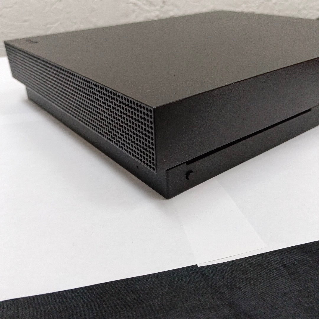 CONSOLA DE VIDEOJUEGO MICROSOFT XBOX ONE X 1 TB (SEMINUEVO)