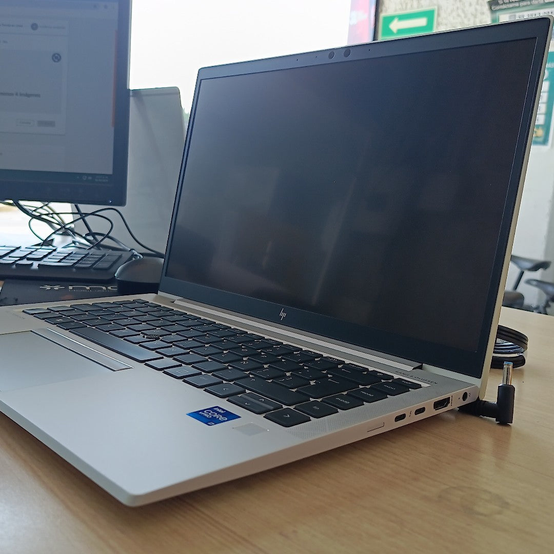 LAPTOP HP ELITEBOOK 840 G8 (2023) 256 GB SSD 16 GB RAM (SEMINUEVO)