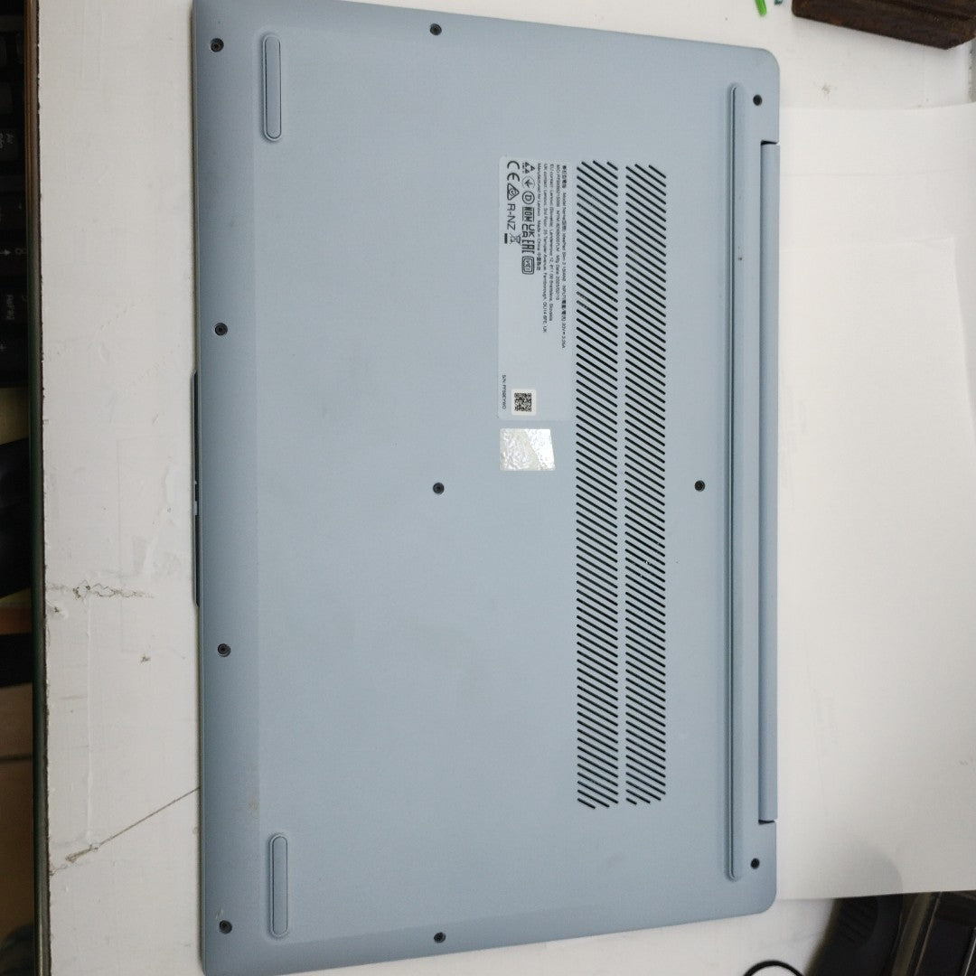 LAPTOP LENOVO IDEAPAD SLIM 3 15IAN8 (2025) 256 GB SSD 8 GB RAM (SEMINUEVO)