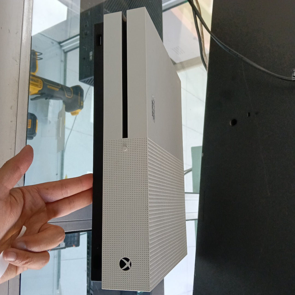 CONSOLA DE VIDEOJUEGO MICROSOFT XBOX ONE S 1 TB (SEMINUEVO)