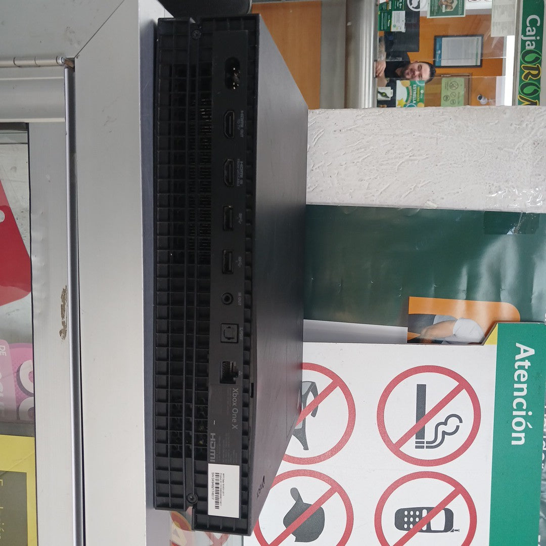 CONSOLA DE VIDEOJUEGO MICROSOFT XBOX ONE X 1 TB (SEMINUEVO)